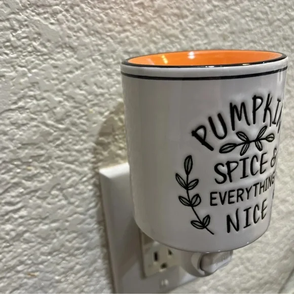 Scentsy pumpkin spice and everything nice warmer - Picture 5 of 5